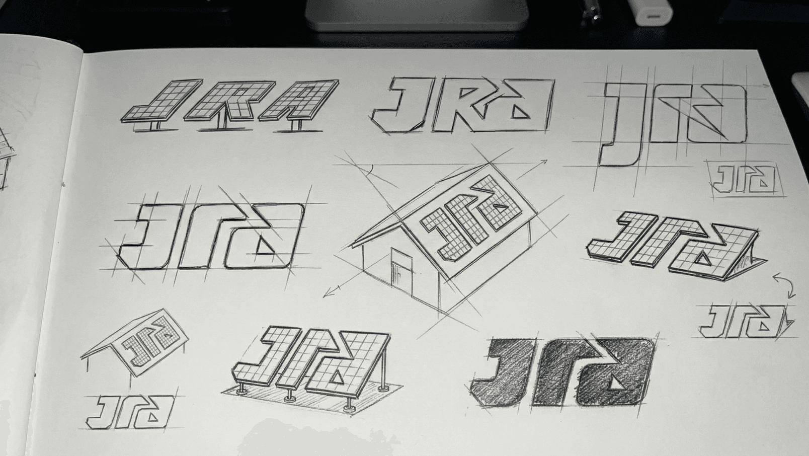 Esboços a lápis do processo criativo do novo logo da JRA Energia